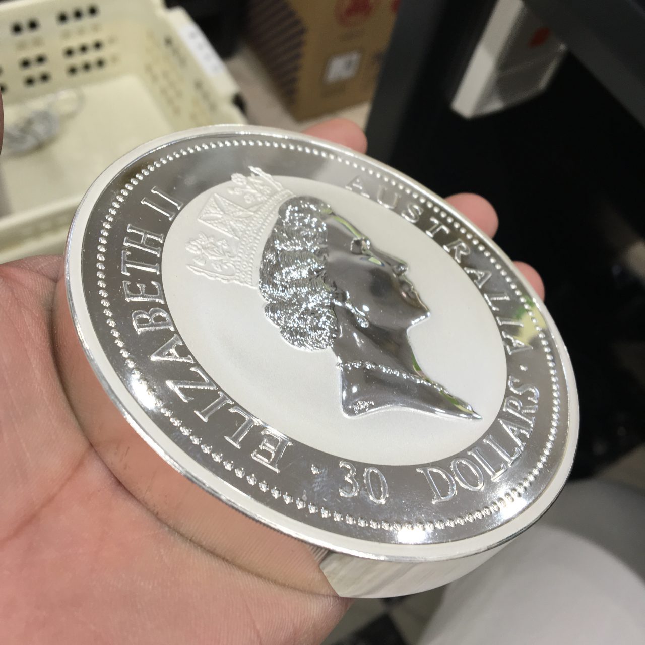 銀貨1キロの記念硬貨の外国コインを滋賀県守山市の女性からお買取しました。｜大津市でブランドバッグ・貴金属の買取ならおたからや瀬田店